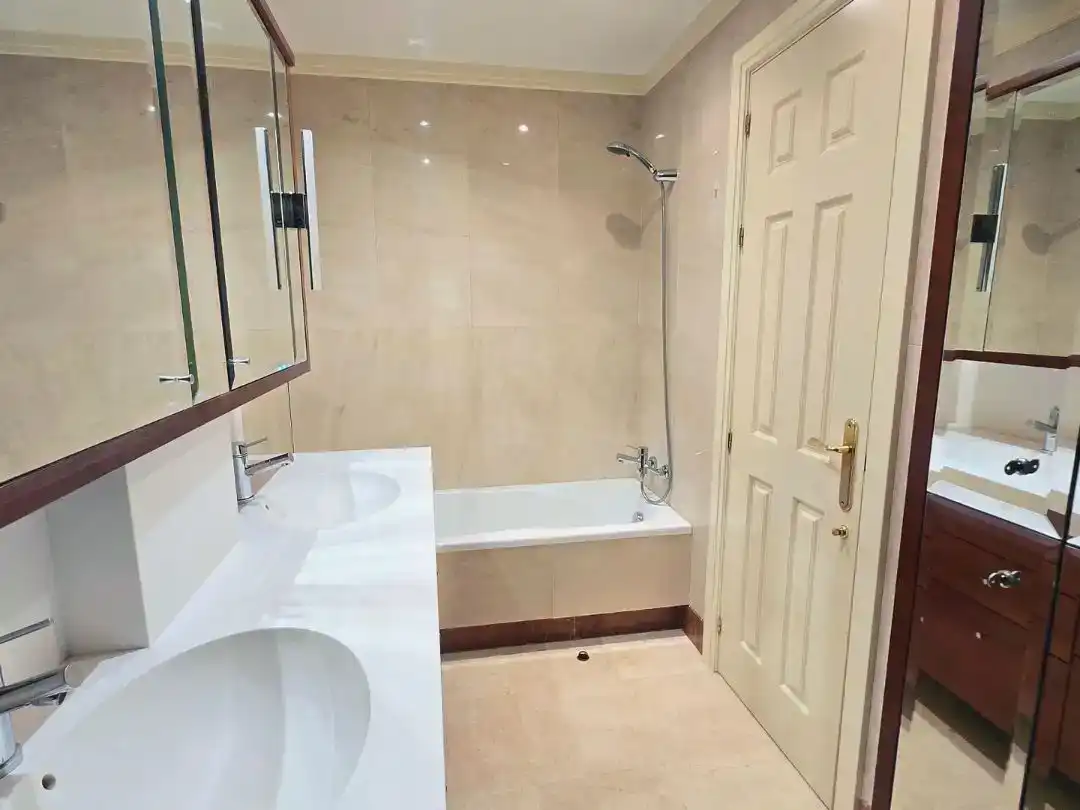 Baño de Apartamento en venta en Marbella con Aire acondicionado, Piscina y Balcón