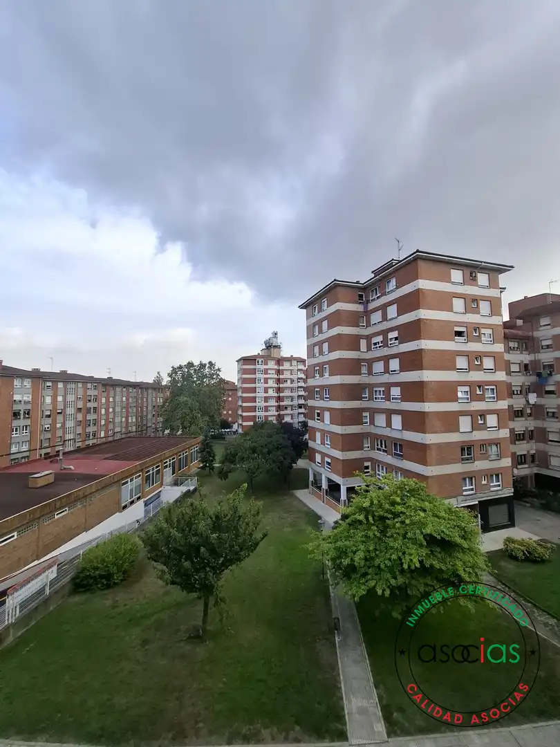 Vista exterior de Piso en venta en Gijón  con Calefacción, Parquet y Trastero