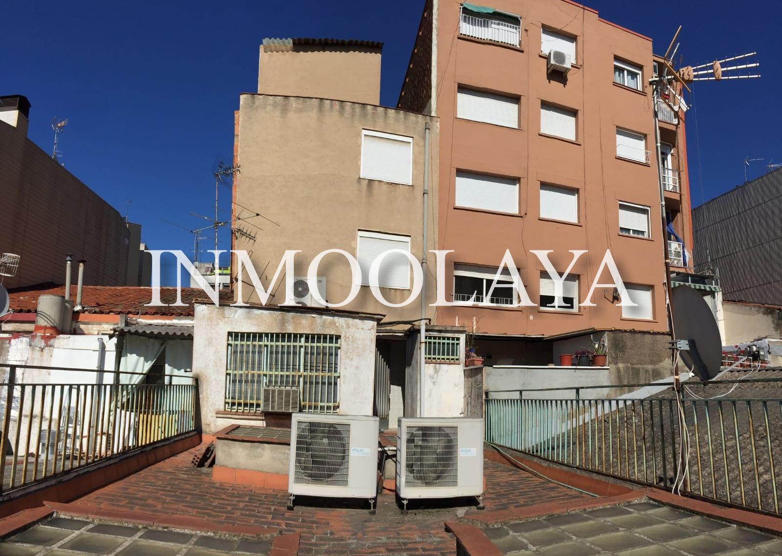 Vista exterior de Edifici en venda en Sabadell
