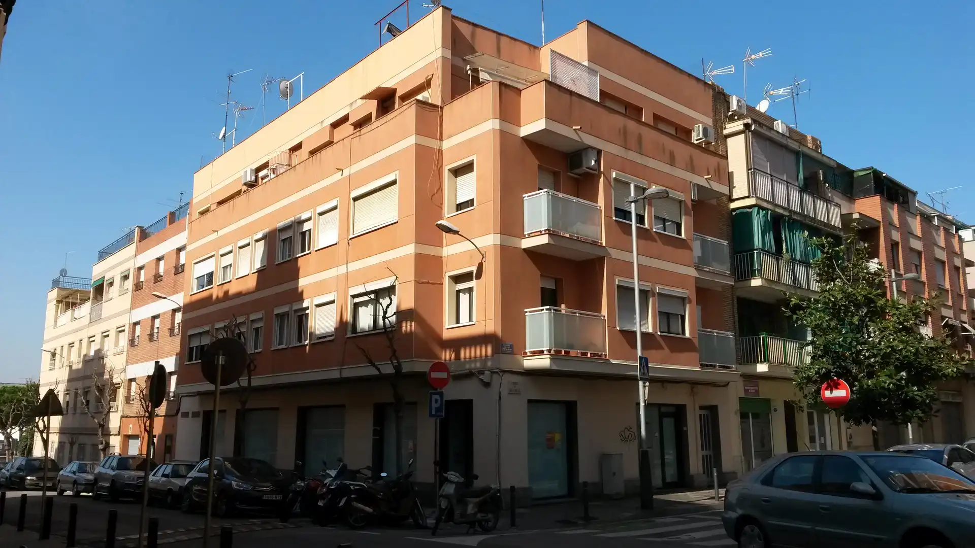 Vista exterior de Local de lloguer en Esplugues de Llobregat amb Aire condicionat