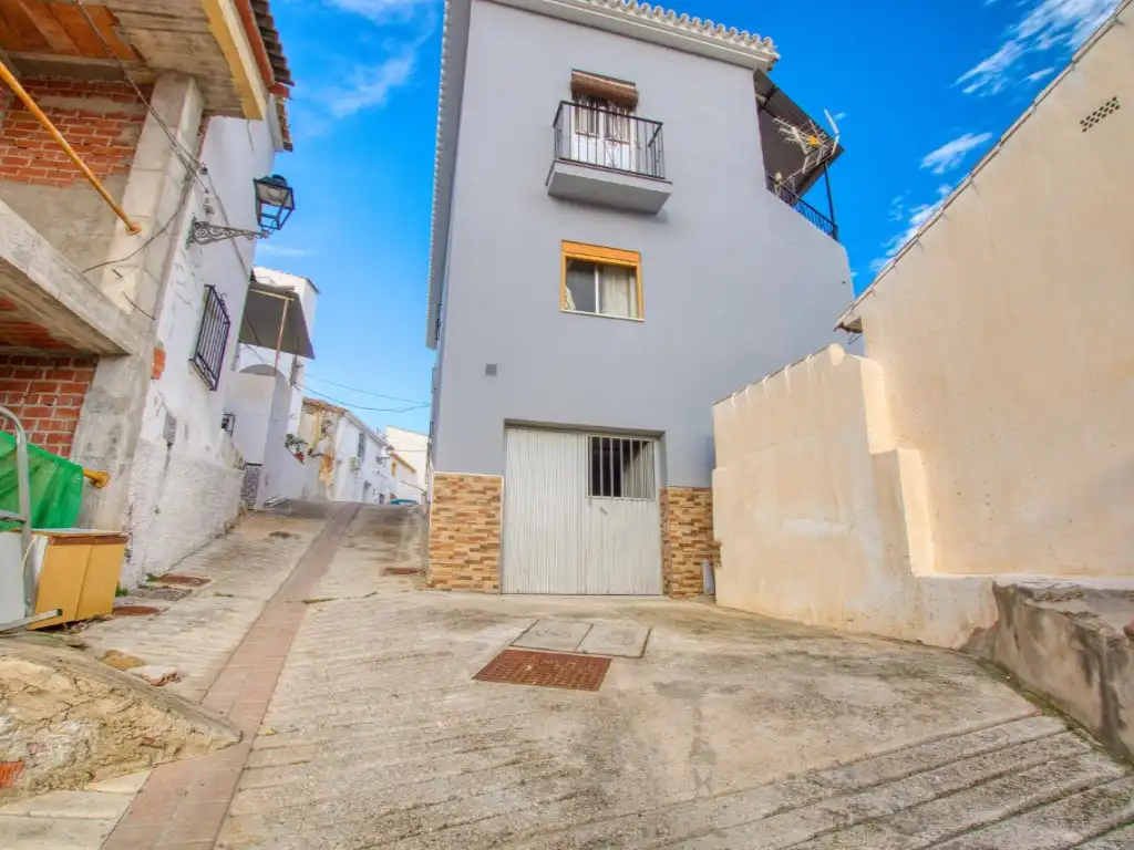 Vista exterior de Casa o chalet en venta en Benamargosa con Terraza y Balcón