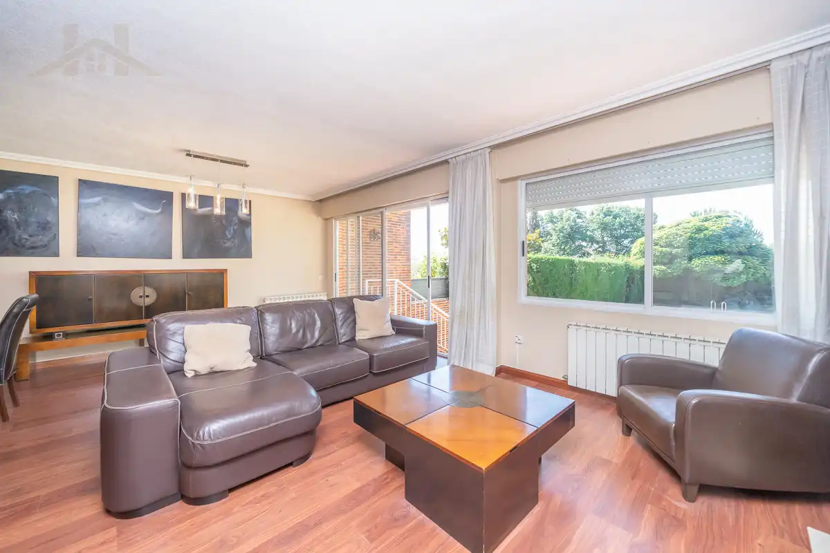 Sala de estar de Casa adosada en venta en Torrelodones con Aire acondicionado, Calefacción y Jardín privado