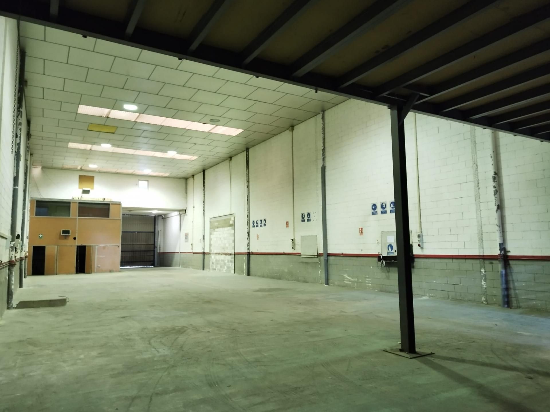 Nave industrial de alquiler en del Pintor Tàpies