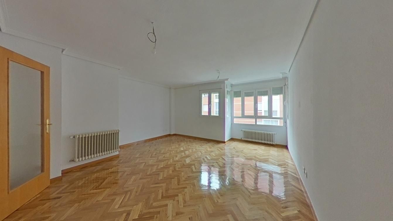 Living room of Flat for sale in  Madrid Capital  with Storage room