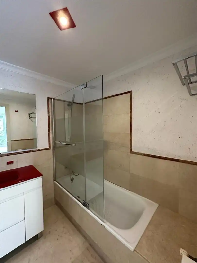 Bany de Apartament en venda en Marbella amb Aire condicionat i Terrassa