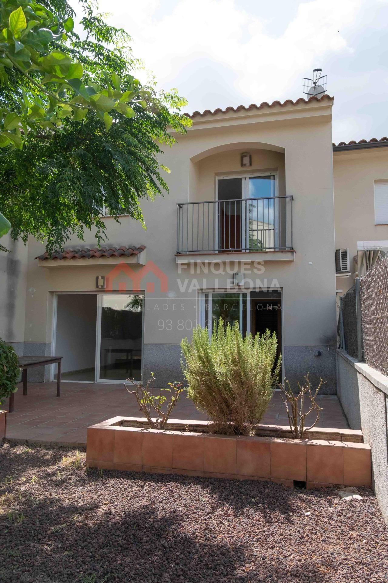 Vista exterior de Casa adosada en venta en Castellet i la Gornal con Calefacción, Jardín privado y Terraza
