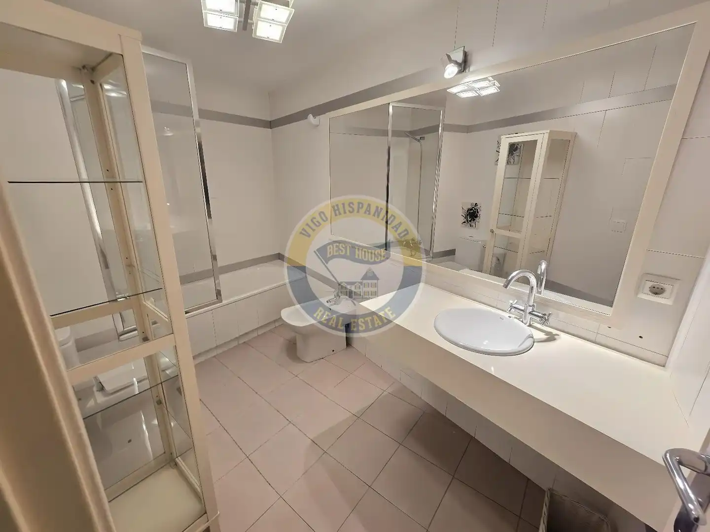 Badezimmer von Wohnung zum Verkauf in Vigo  mit Heizung