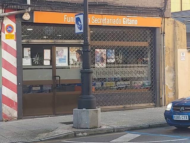 Local comercial en Alquiler en Calle Llano Ponte, 11 en Milán - Pumarín