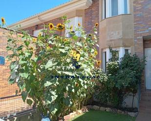 Jardí de Casa adosada en venda en Carrascal de Barregas amb Calefacció, Terrassa i Piscina