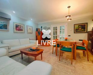 Sala d'estar de Casa o xalet en venda en Sant Boi de Llobregat amb Aire condicionat, Calefacció i Terrassa