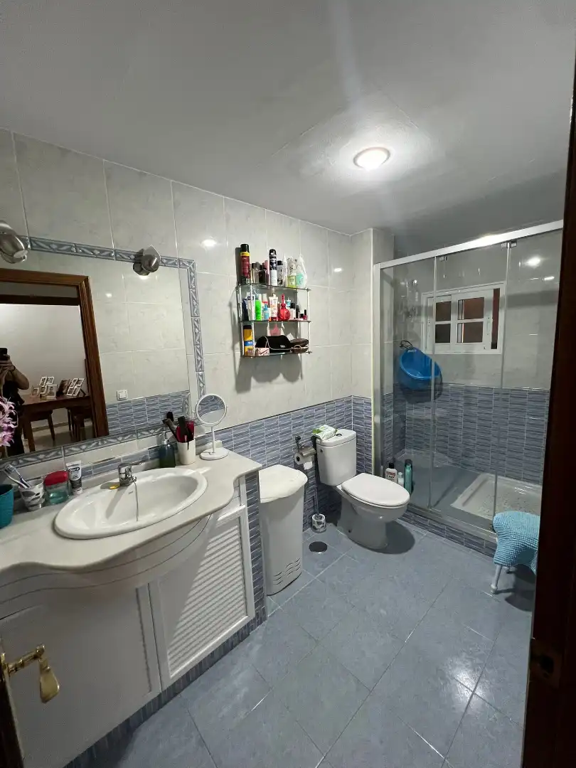 Badezimmer von Einfamilien-Reihenhaus zum Verkauf in La Rinconada mit Klimaanlage, Abstellraum und Balkon