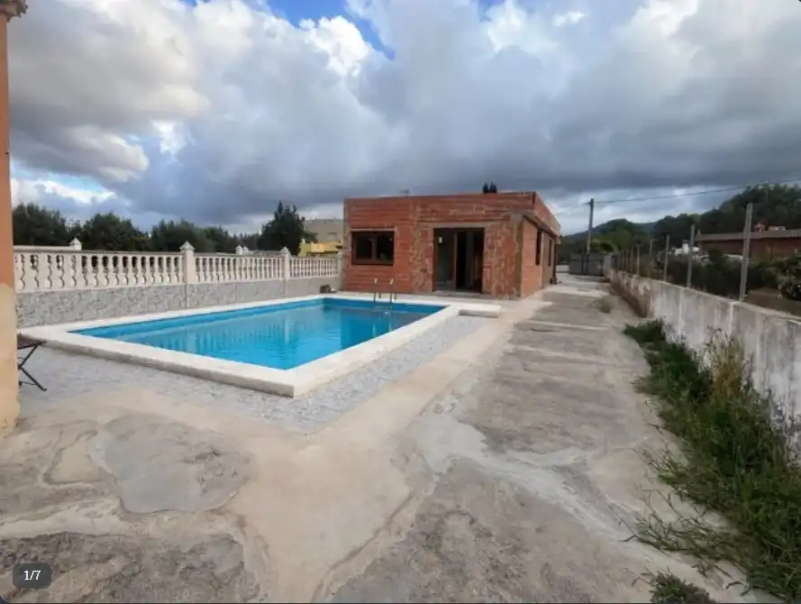 Villa mit Pool zum Verkauf in Plaça Poligono 9