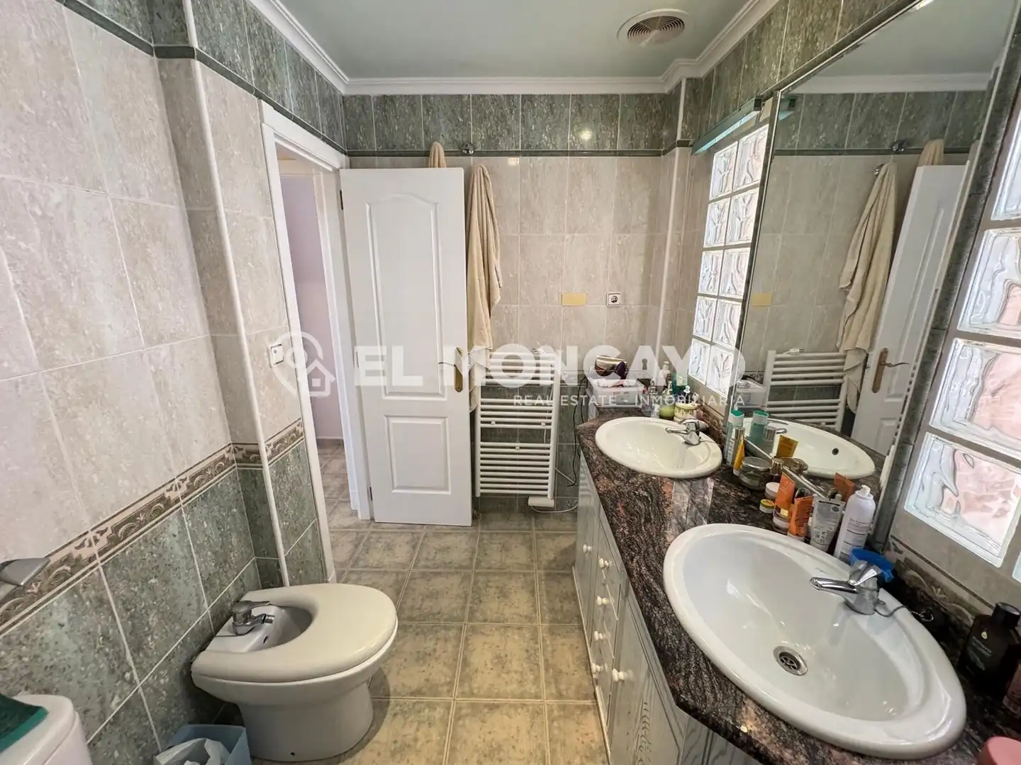 Badezimmer von Einfamilien-Reihenhaus zum Verkauf in Guardamar del Segura mit Klimaanlage, Heizung und Terrasse