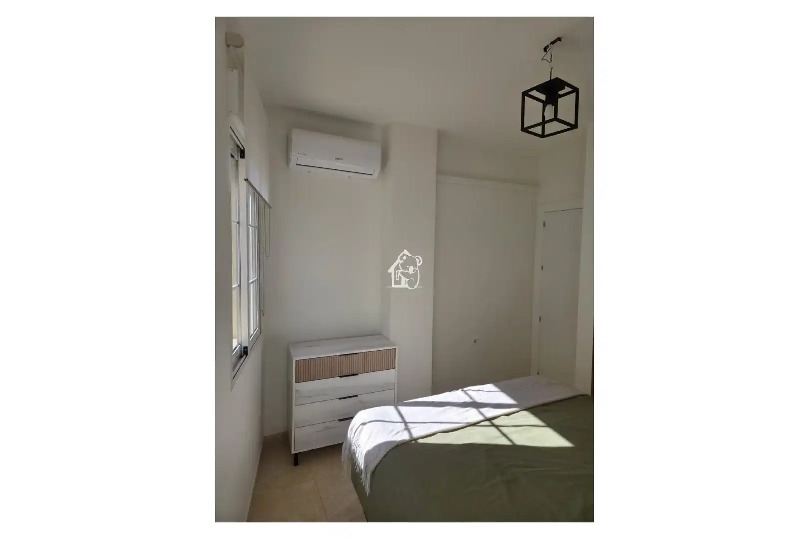 Dormitori de Apartament de lloguer en Torrevieja amb Aire condicionat, Terrassa i Moblat
