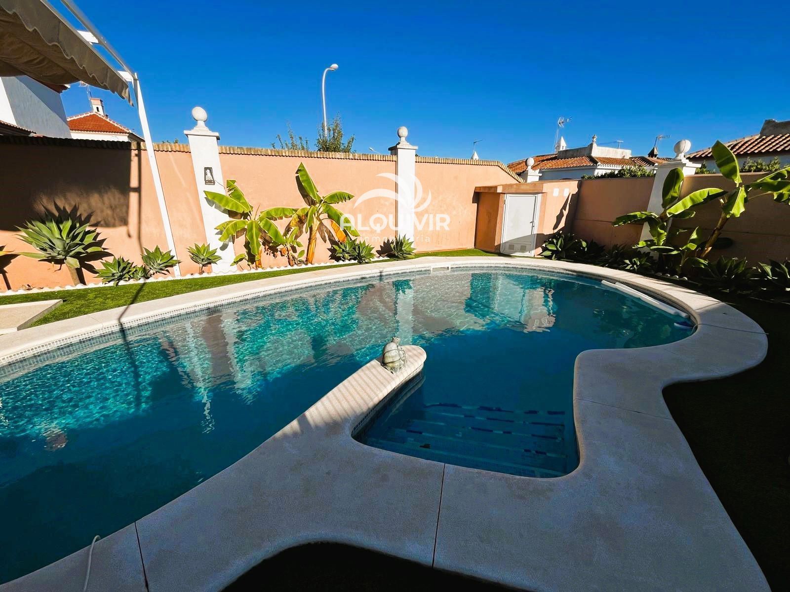 Vista exterior de Casa o xalet en venda en Almonte amb Aire condicionat, Terrassa i Piscina