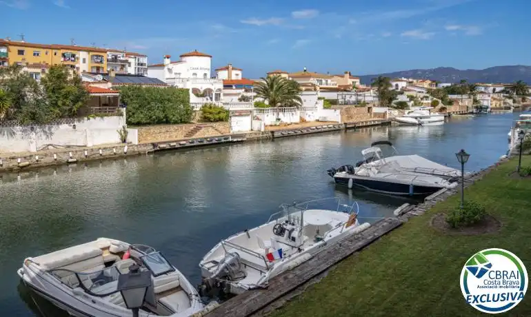 Außenansicht von Erdgeschoss zum Verkauf in Empuriabrava mit Möbliert und Gemeinschaftspool