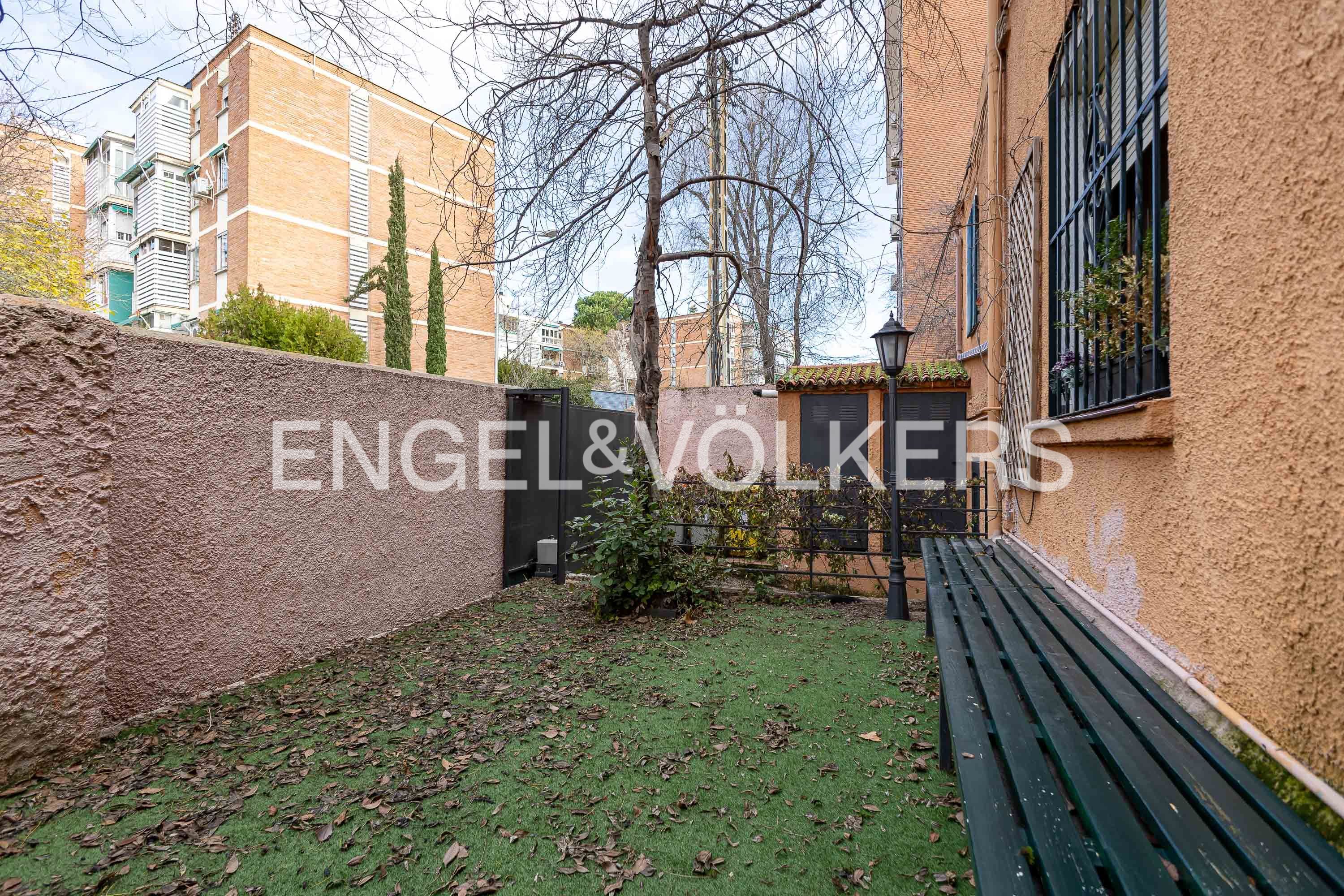 Vista exterior de Casa adosada en venta en  Madrid Capital con Aire acondicionado, Calefacción y Jardín privado
