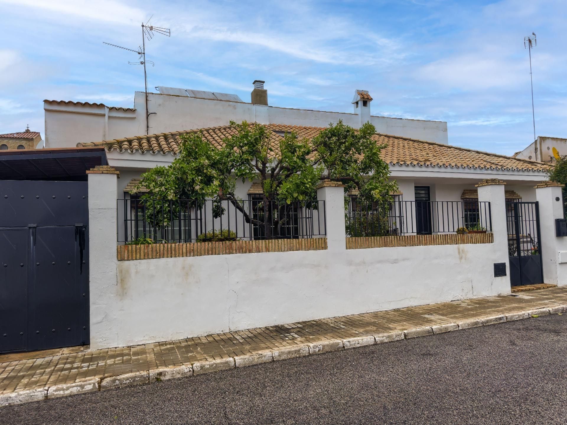 Vista exterior de Casa o chalet en venta en Espartinas con Aire acondicionado, Jardín privado y Trastero