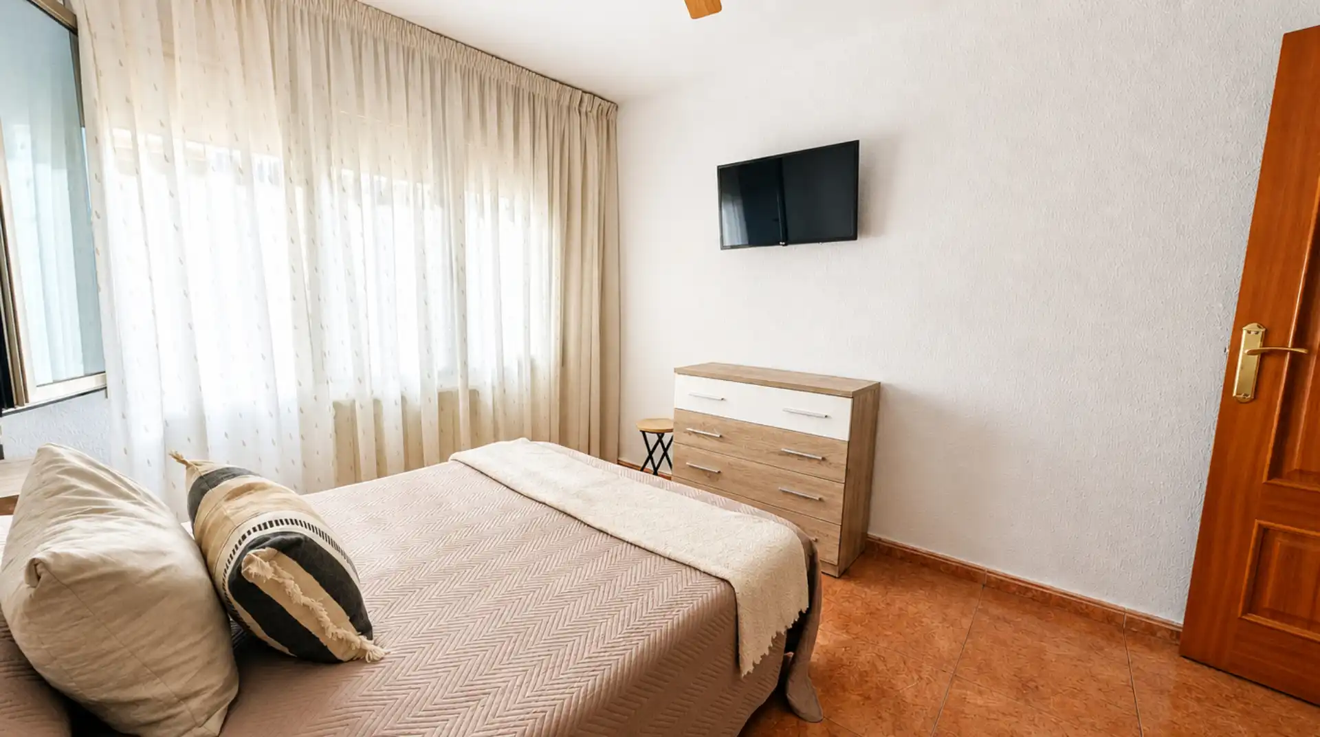 Bedroom of Flat for sale in Barcelona  with Air Conditioner, Heating and Balcony