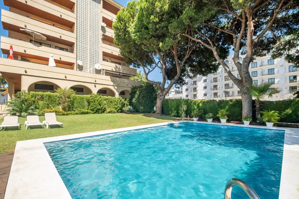 Piscina de Apartament en venda en Marbella amb Aire condicionat, Calefacció i Jardí privat
