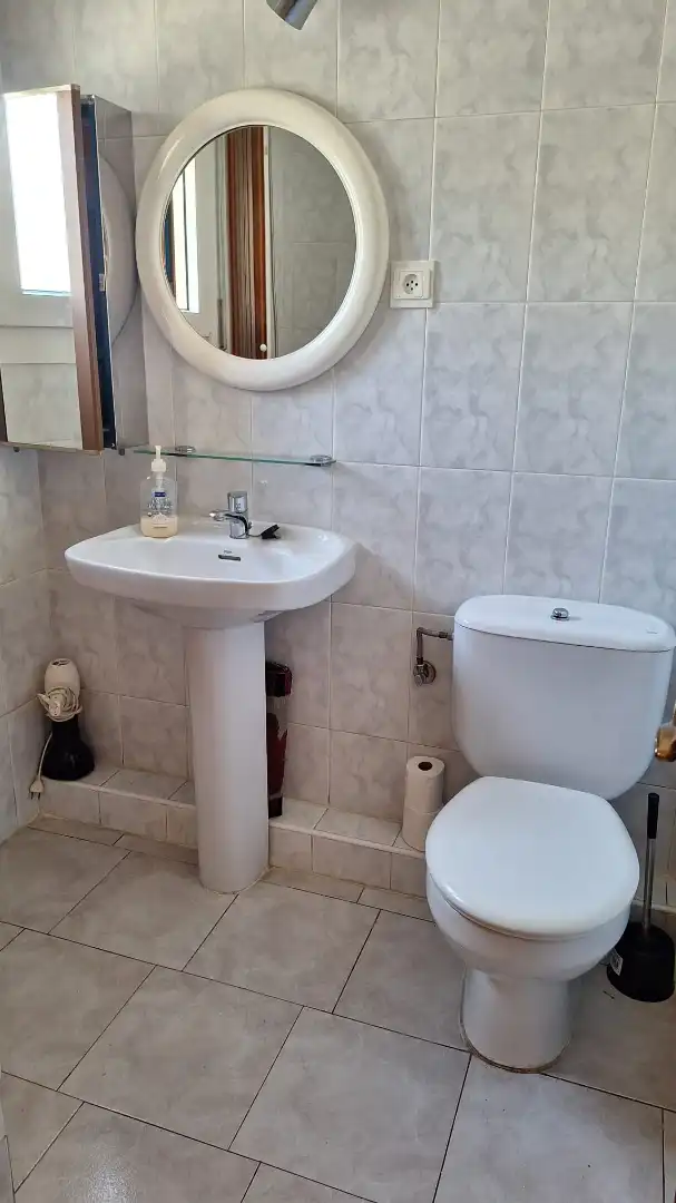 Badezimmer von Einfamilien-Reihenhaus zum Verkauf in Torredembarra mit Heizung, Privatgarten und Terrasse