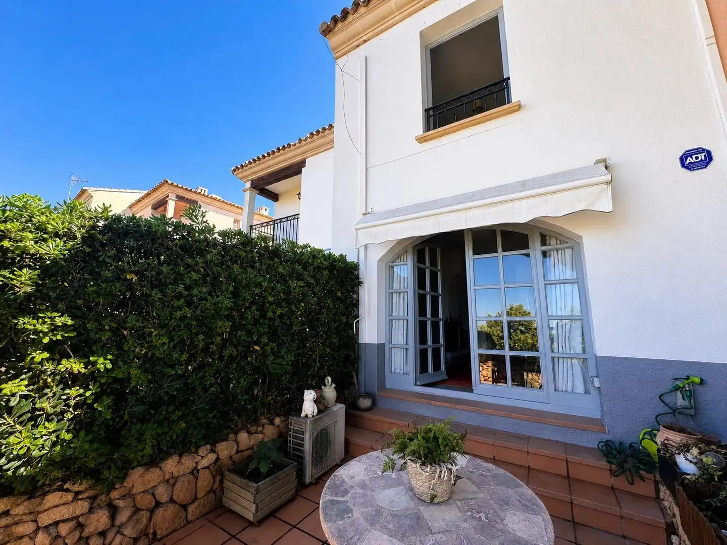 Vista exterior de Casa adosada en venda en Finestrat amb Jardí privat, Terrassa i Moblat