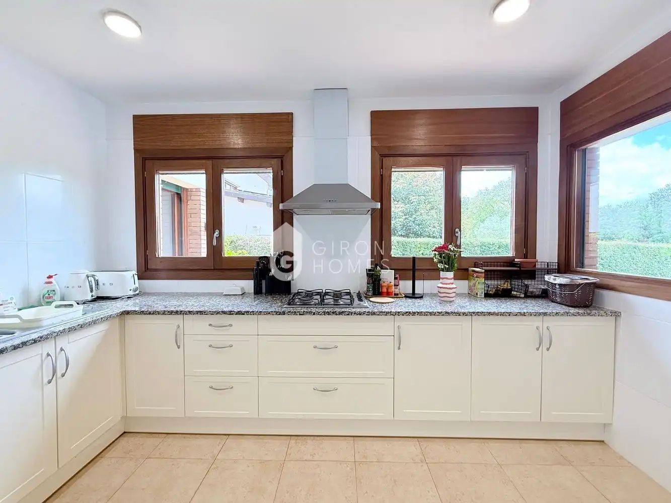 Küche von Haus oder Chalet zum Verkauf in Sant Julià de Ramis mit Klimaanlage, Heizung und Privatgarten