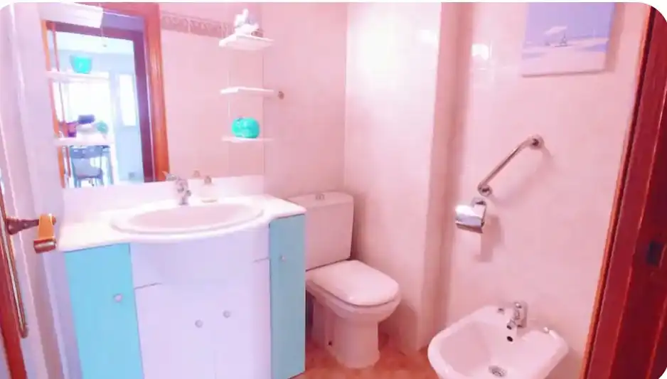 Bathroom of Flat for rent in Granada  with Air Conditioner, Heating and Terrace