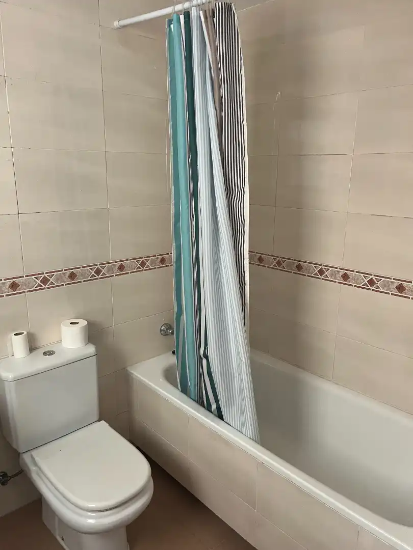 Bany de Pis de lloguer en Terrassa amb Aire condicionat, Calefacció i Jardí privat