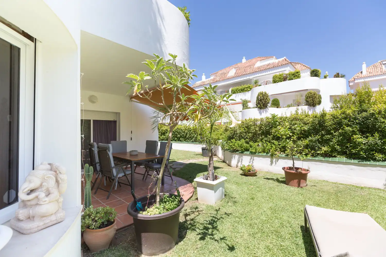 Terrasse von Wohnungen zum Verkauf in Marbella mit Klimaanlage, Privatgarten und Terrasse