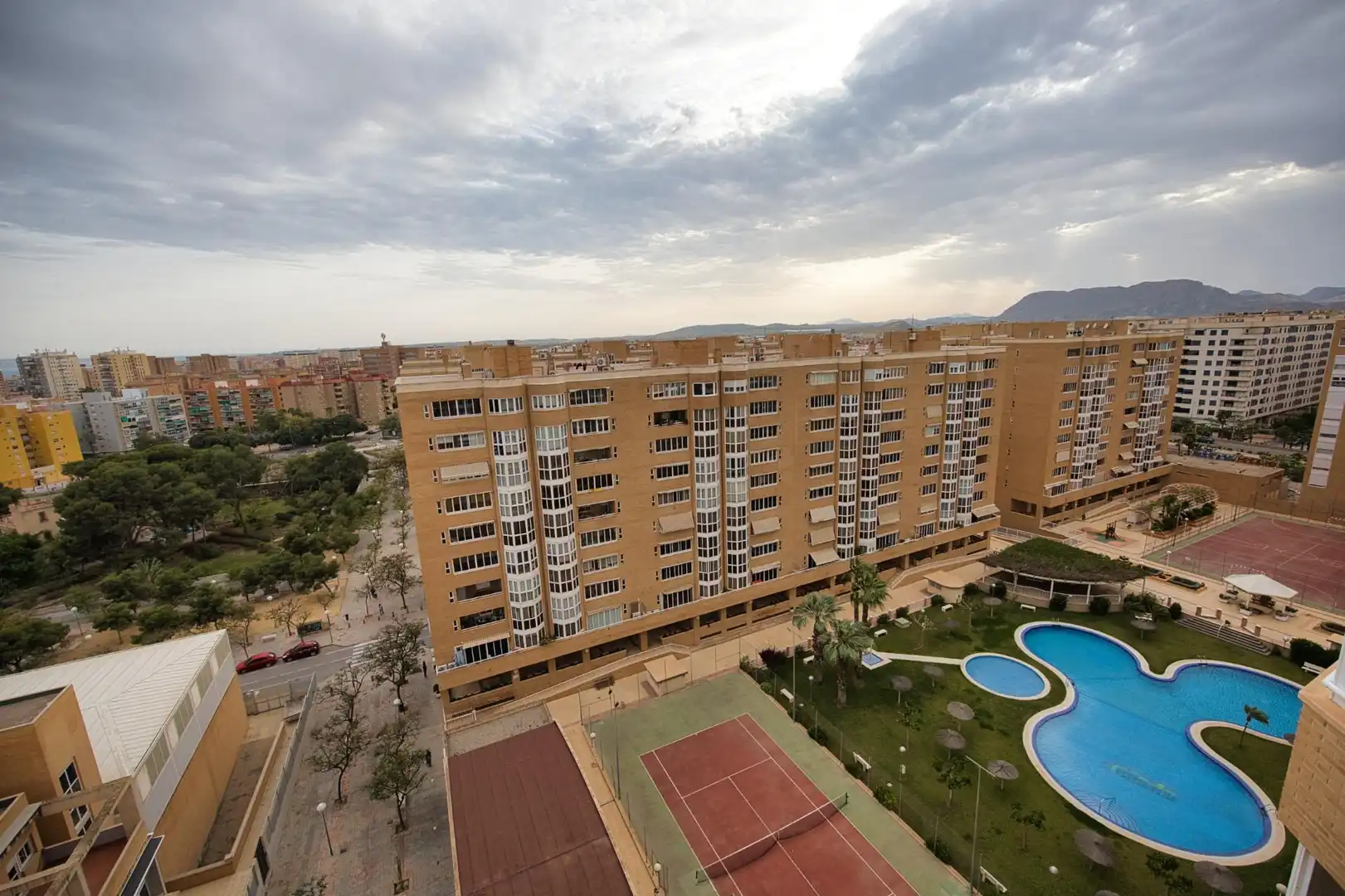 Vista exterior de Pis en venda en Alicante / Alacant amb Terrassa, Traster i Piscina comunitària