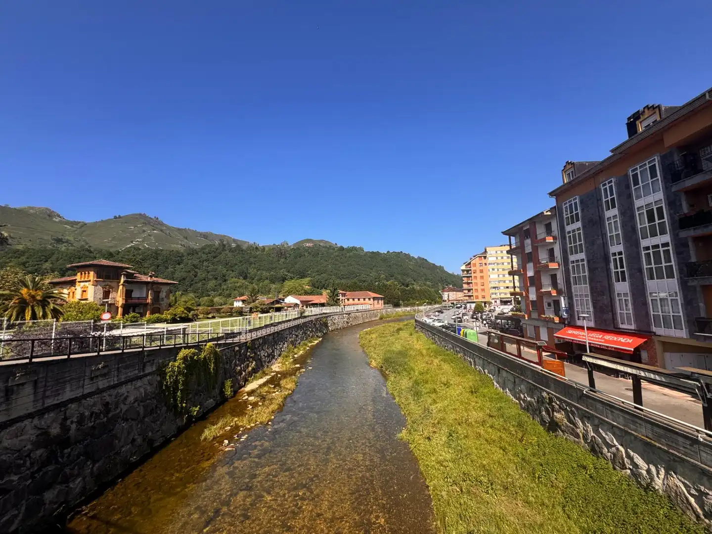 Vista exterior de Piso en venta en Cangas de Onís