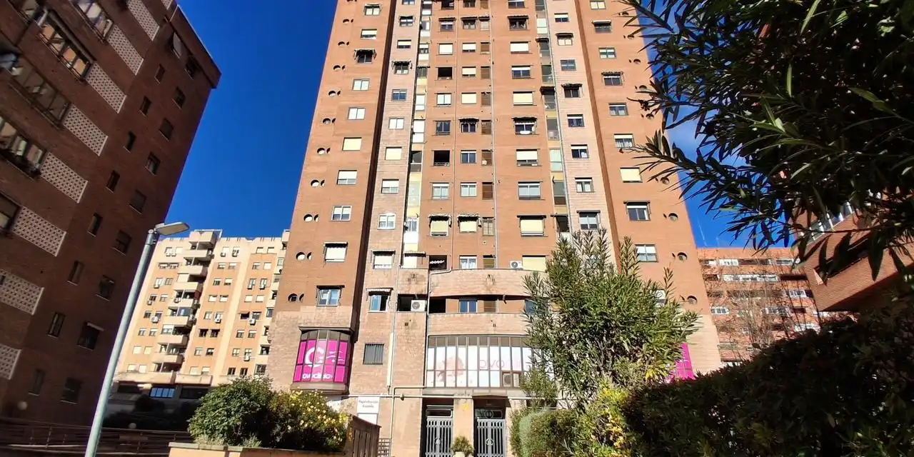 Vista exterior de Pis de lloguer en Madrid amb Calefacció, Jardí privat i Parquet