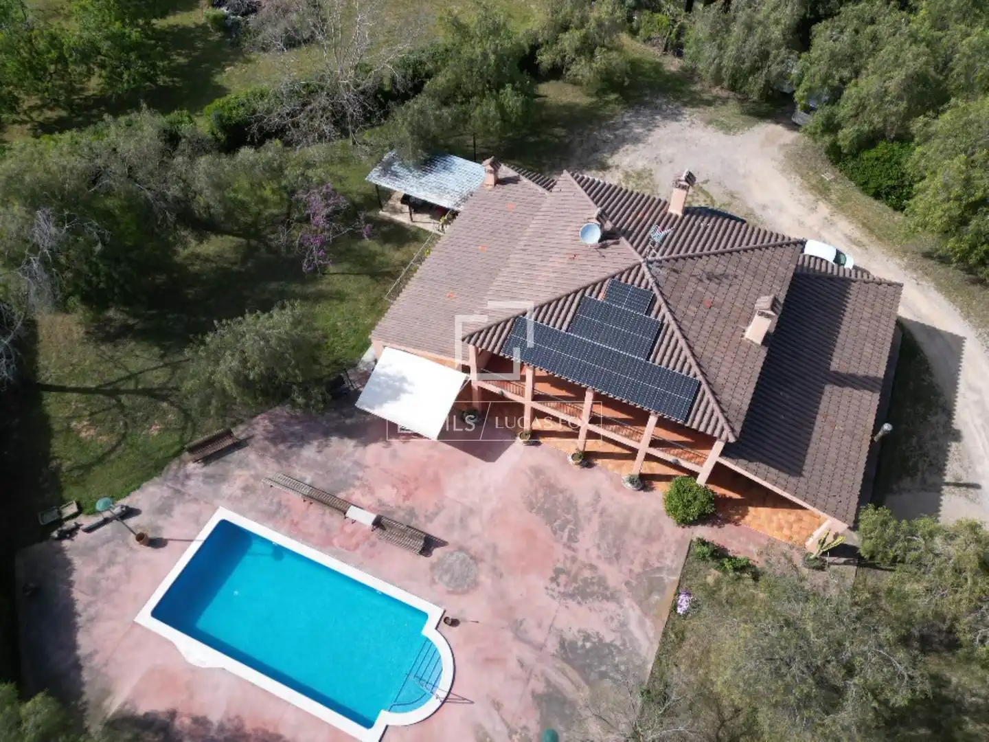Vista exterior de Finca rústica en venda en Vilanova i la Geltrú amb Aire condicionat, Calefacció i Jardí privat