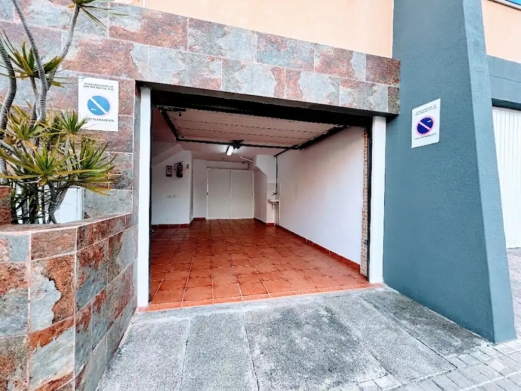 Parkplatz von Einfamilien-Reihenhaus zum Verkauf in Las Palmas de Gran Canaria mit Terrasse und Abstellraum