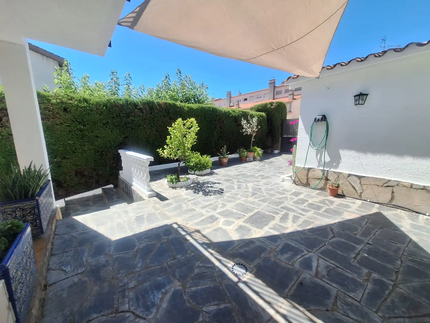 Garten von Einfamilien-Reihenhaus zum Verkauf in Sant Esteve Sesrovires mit Klimaanlage, Heizung und Privatgarten
