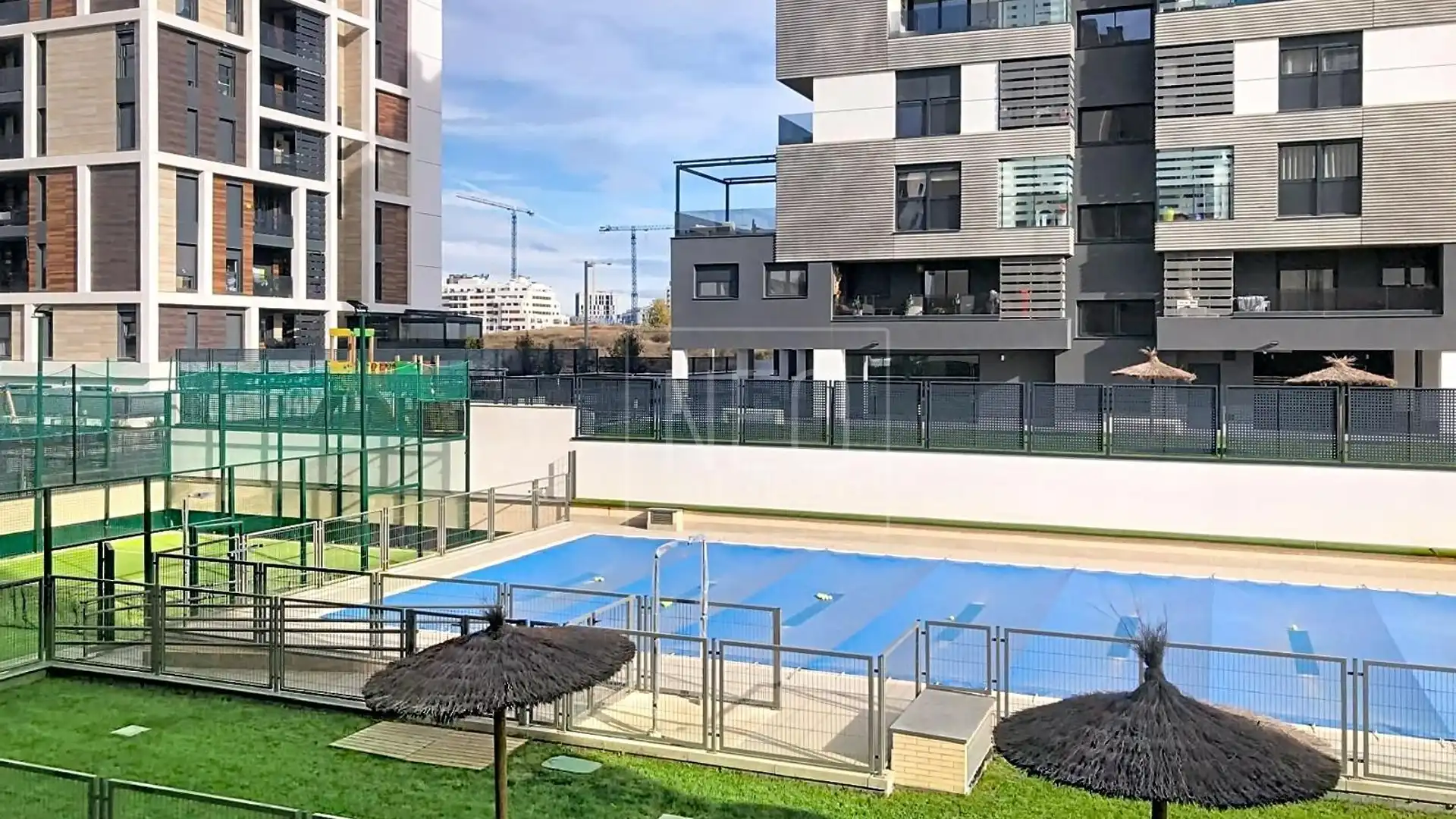 Swimming pool of Flat for sale in  Madrid Capital  with Air Conditioner, Heating and Private garden