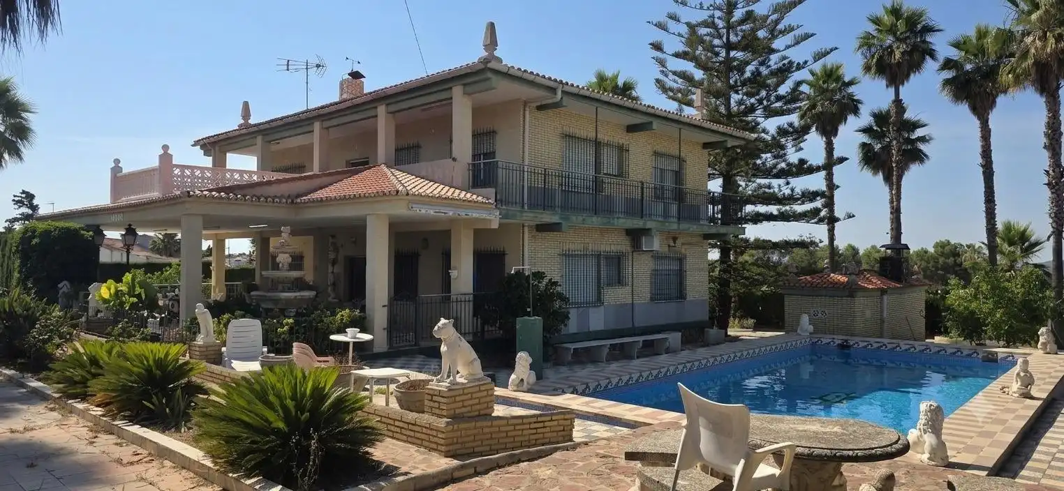 Detached house with terrace for sale in Montserrat
