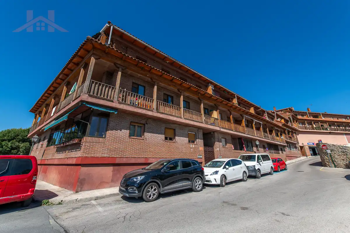 Vista exterior de Dúplex en venta en Manzanares El Real con Calefacción, Amueblado y Piscina comunitaria