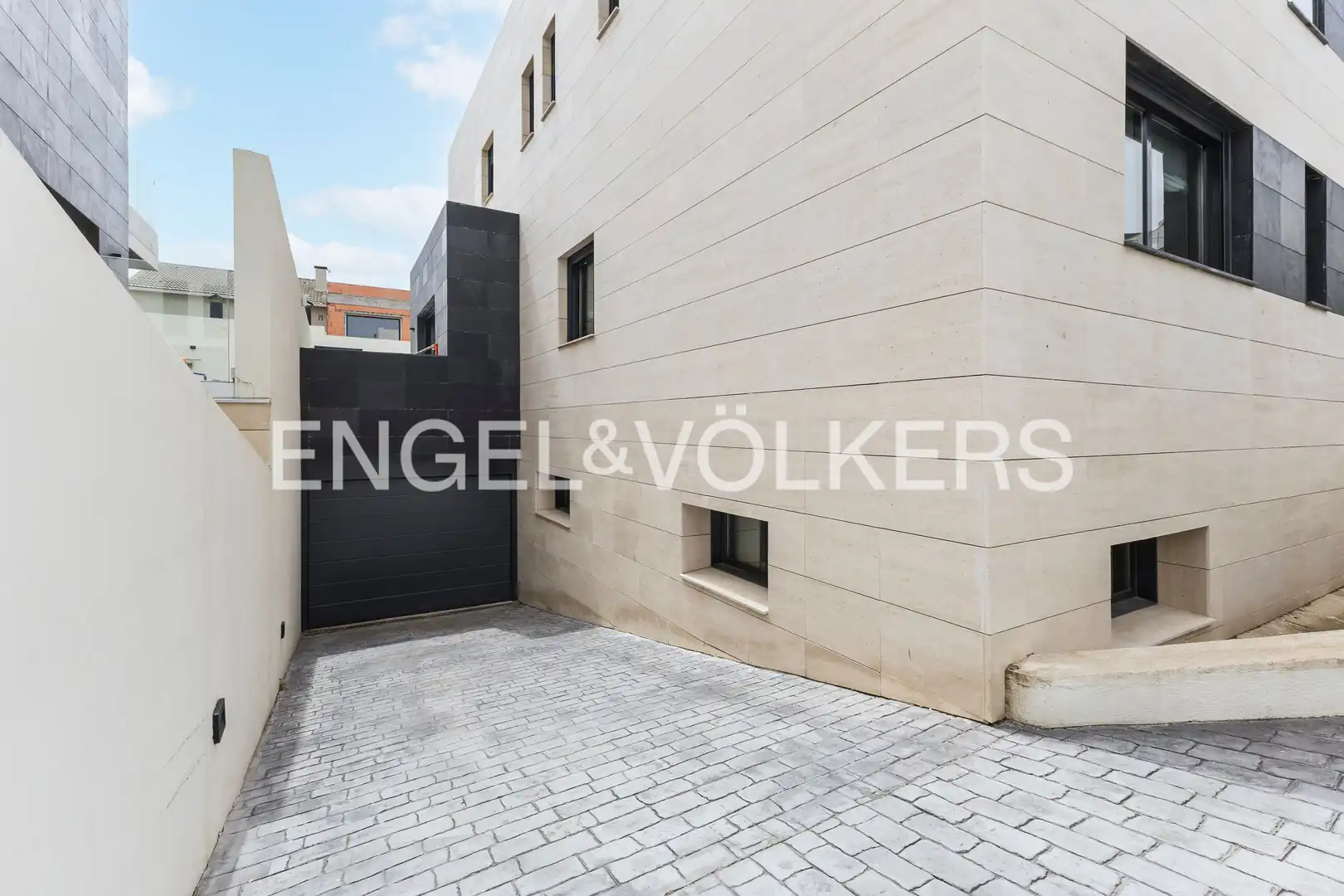 Vista exterior de Casa o xalet de lloguer en Madrid amb Aire condicionat, Calefacció i Jardí privat