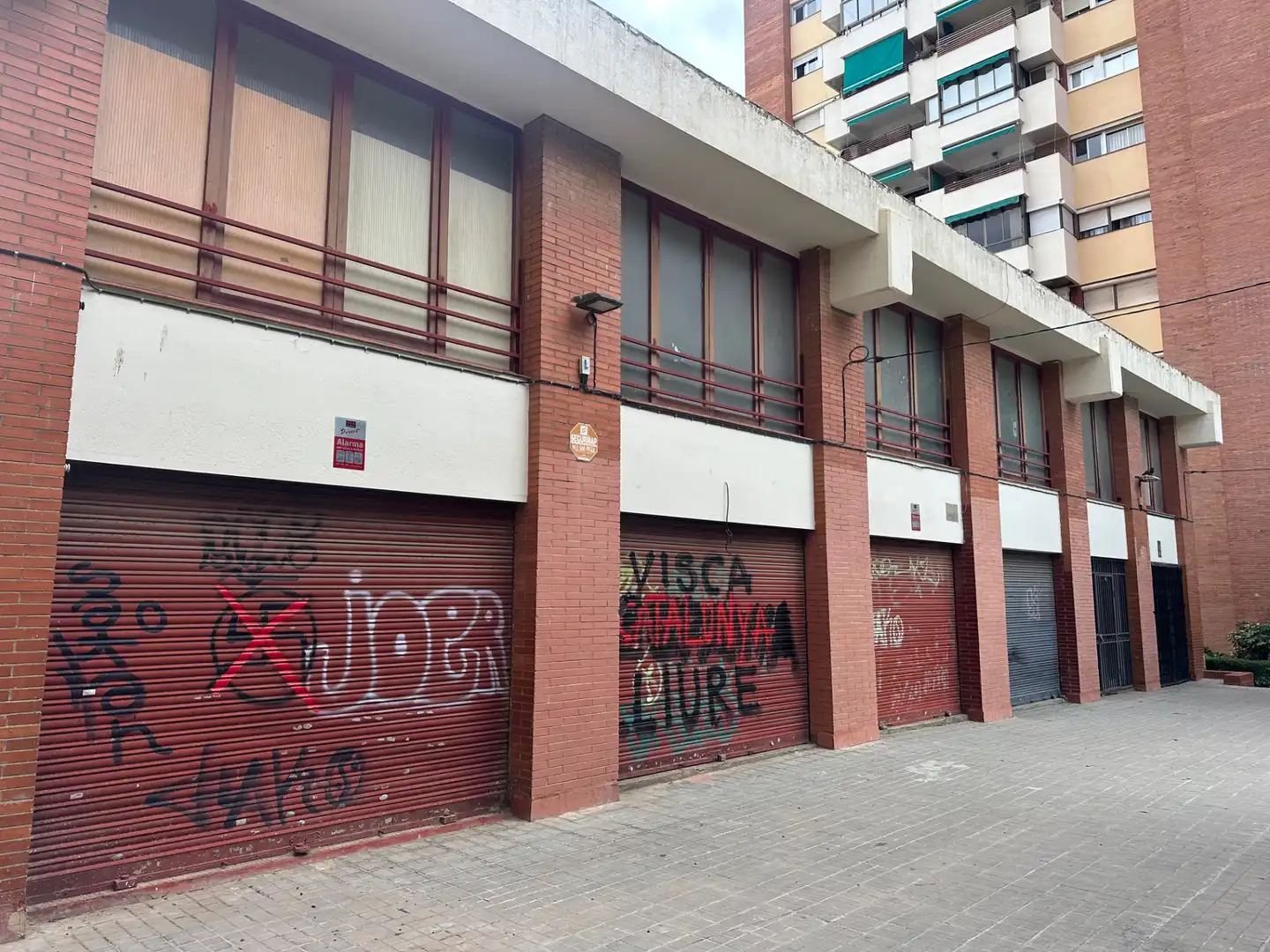 Vista exterior de Edificio en venta en Barcelona con Alarma