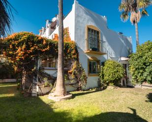 Vista exterior de Casa adosada en venda en Marbella amb Calefacció, Jardí privat i Parquet