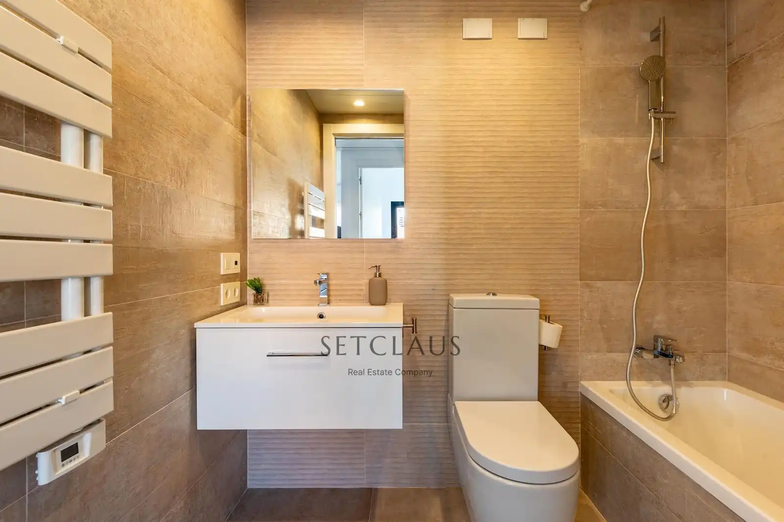 Bathroom of Flat for sale in El Masnou  with Air Conditioner, Heating and Terrace