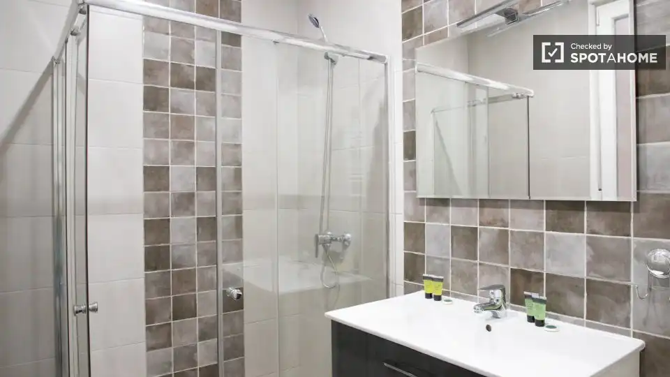 Bathroom of Flat for rent in Madrid  with Air Conditioner, Heating and Furnished