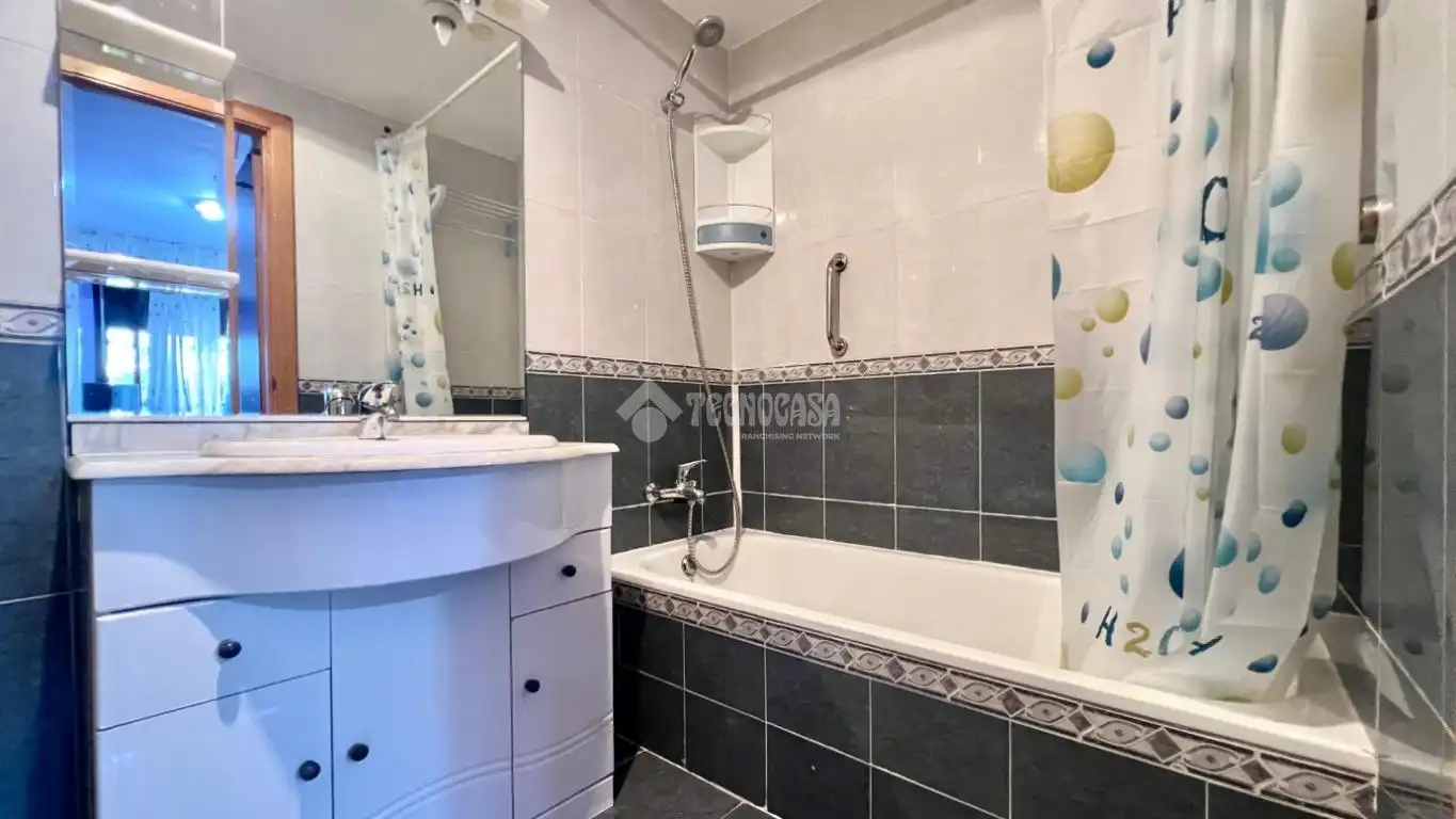 Bathroom of Flat for sale in Madrid  with Air Conditioner, Heating and Parquet flooring