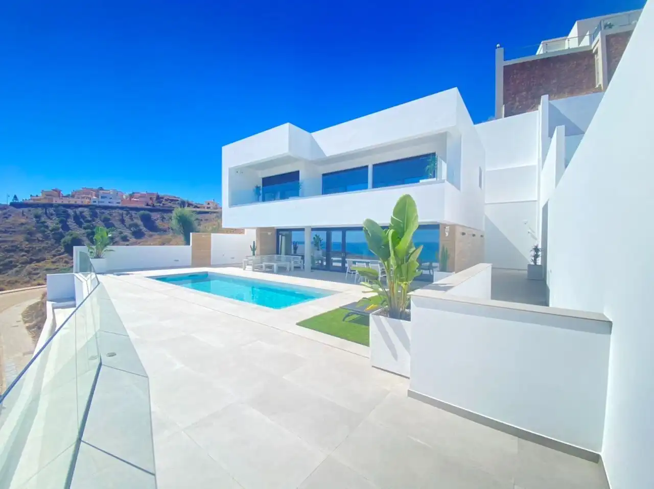 Vista exterior de Casa o xalet en venda en Nerja amb Aire condicionat, Calefacció i Jardí privat