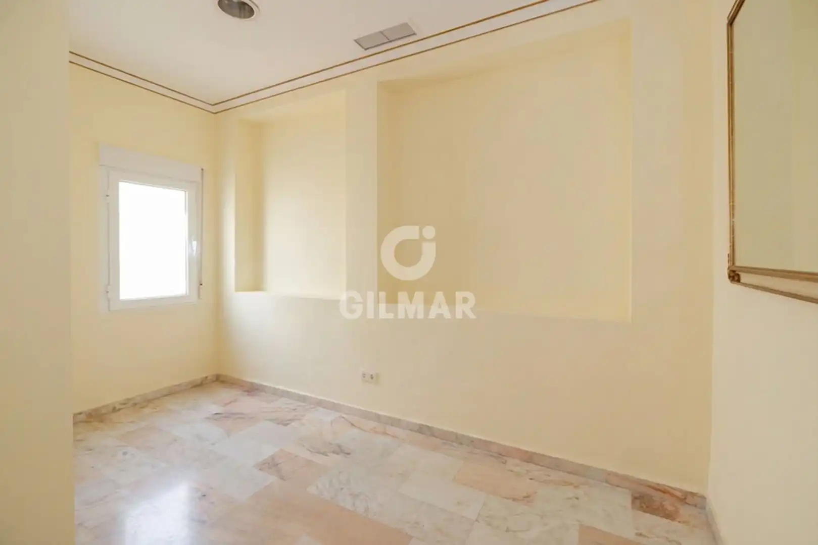 Habitación de Local en venta en Marbella con Calefacción