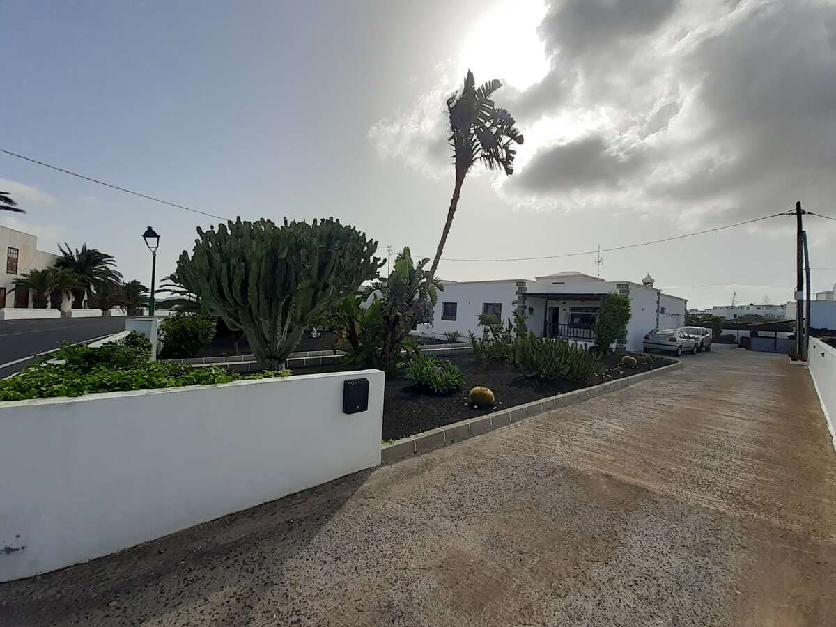 Vista exterior de Casa o xalet en venda en Teguise amb Jardí privat, Terrassa i Moblat