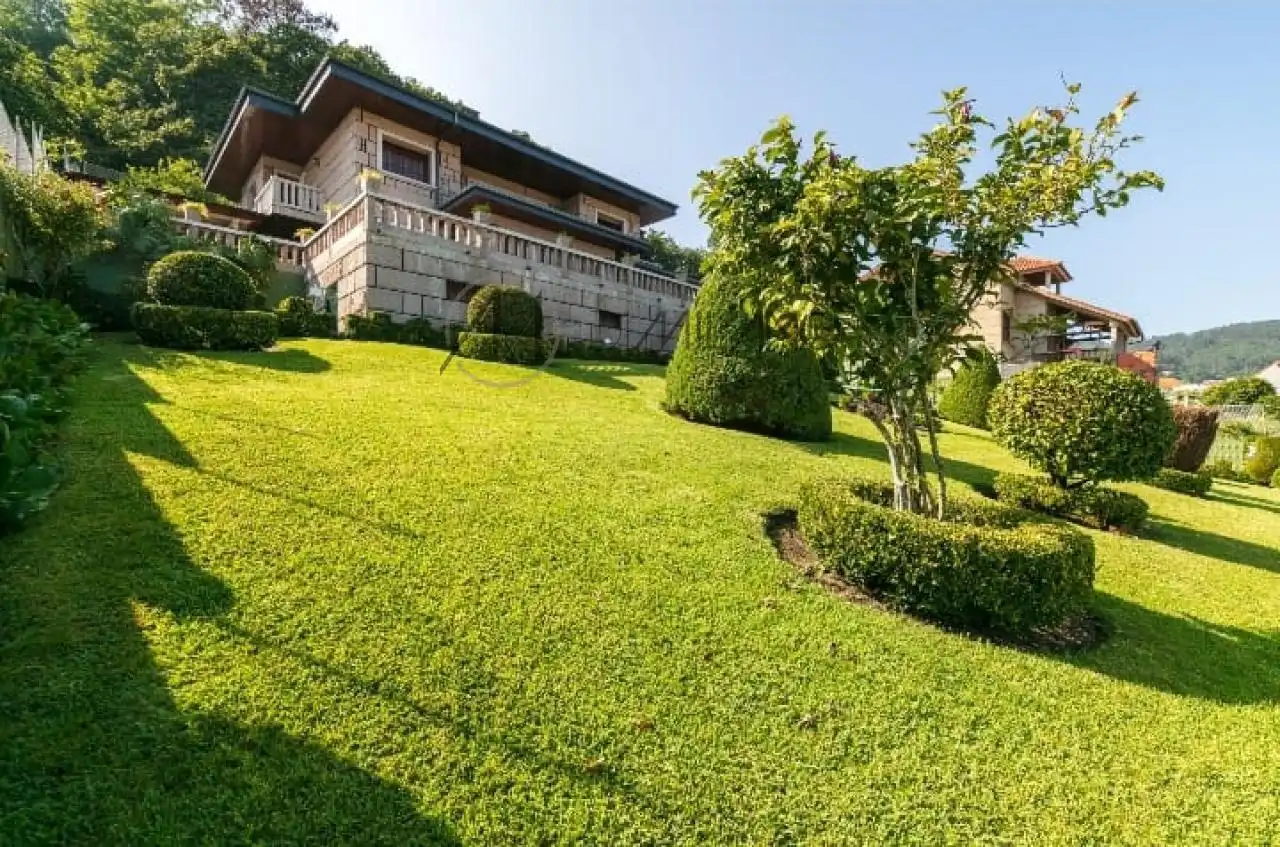 Vista exterior de Casa o xalet en venda en Moaña amb Calefacció, Jardí privat i Terrassa