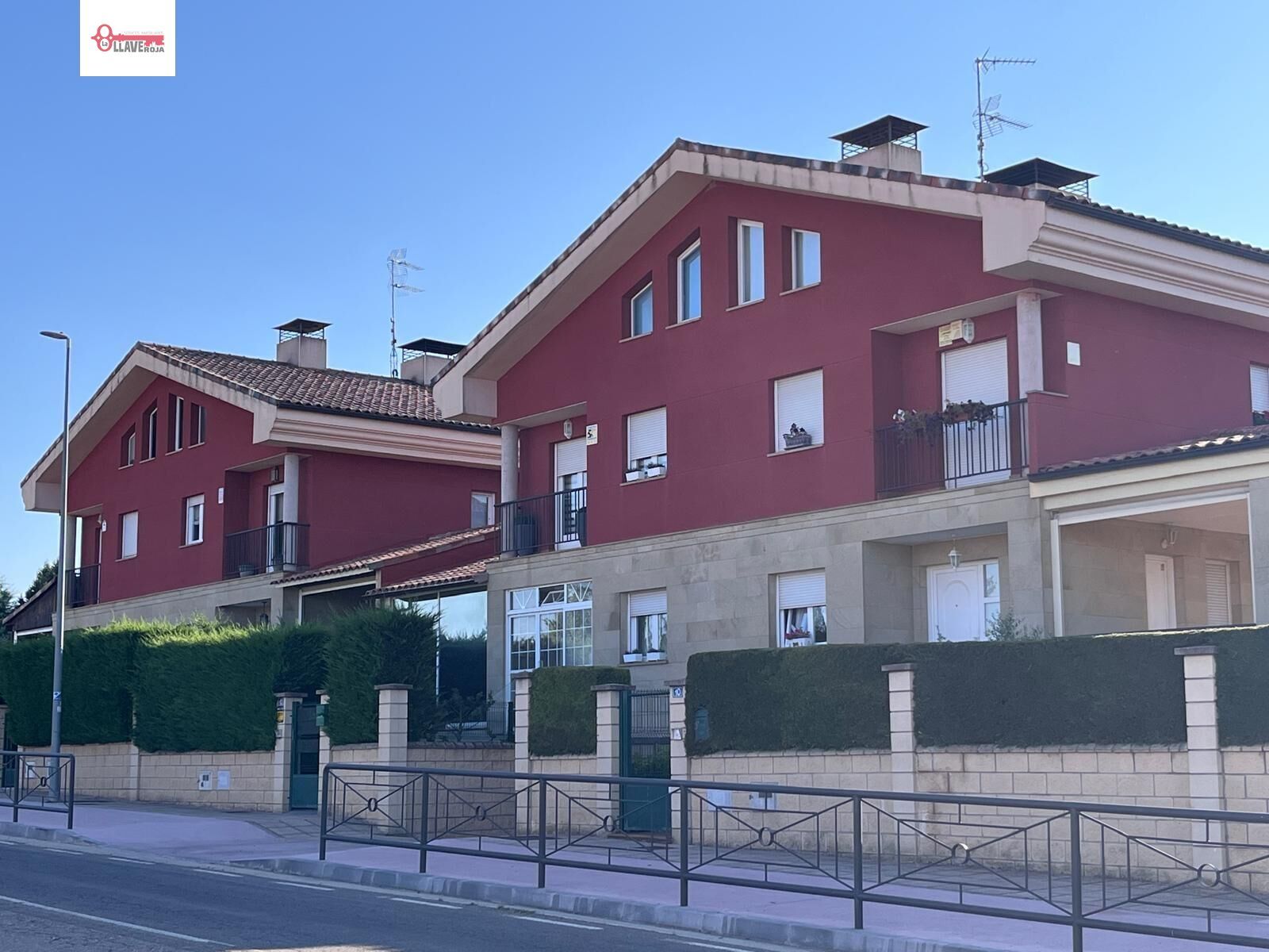 Vista exterior de Casa adosada en venda en Cardeñajimeno amb Calefacció, Jardí privat i Terrassa